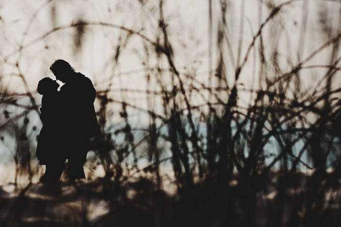 Romantic Winter Couple Portraits: Embrace the Love in the Snow