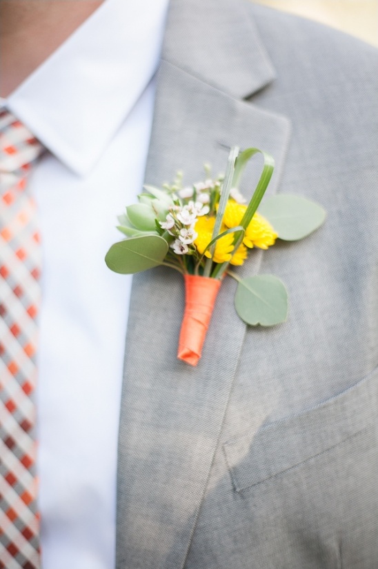 Groom's boutonniere: yellow and white flowers